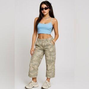 Vintage Y2K Camo Cargo Capri Pants Size 8 – 22” Inseam